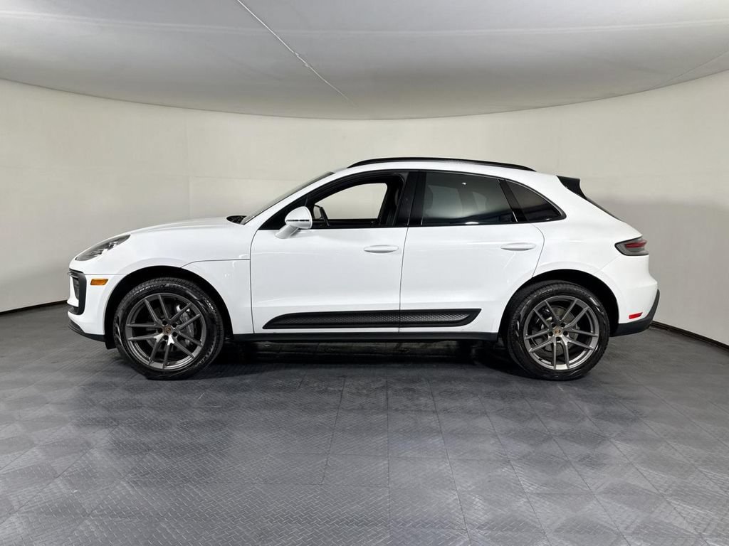 Certified 2024 Porsche Macan AWD/4WD image 2