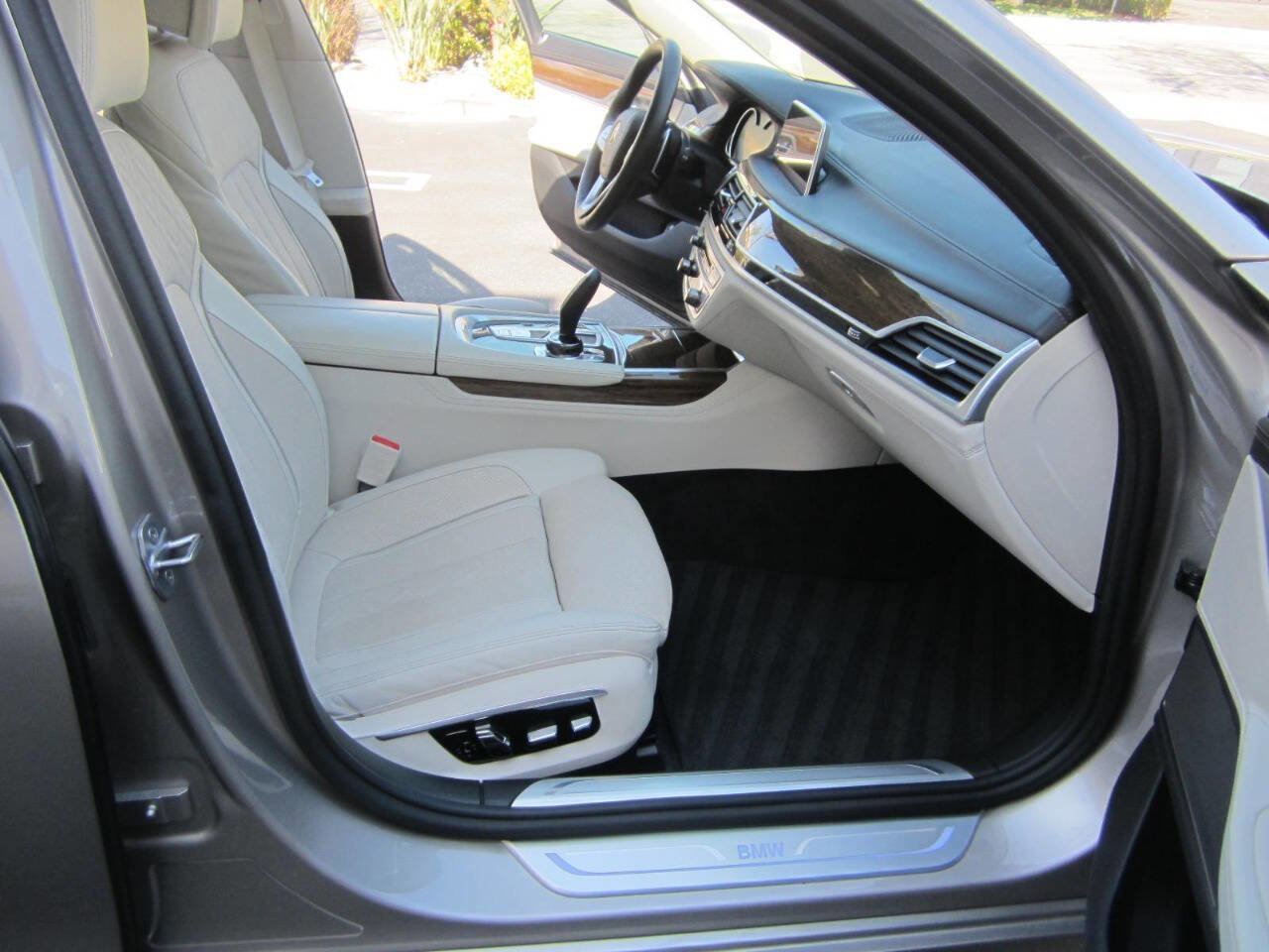 Used 2016 BMW 750i image 20