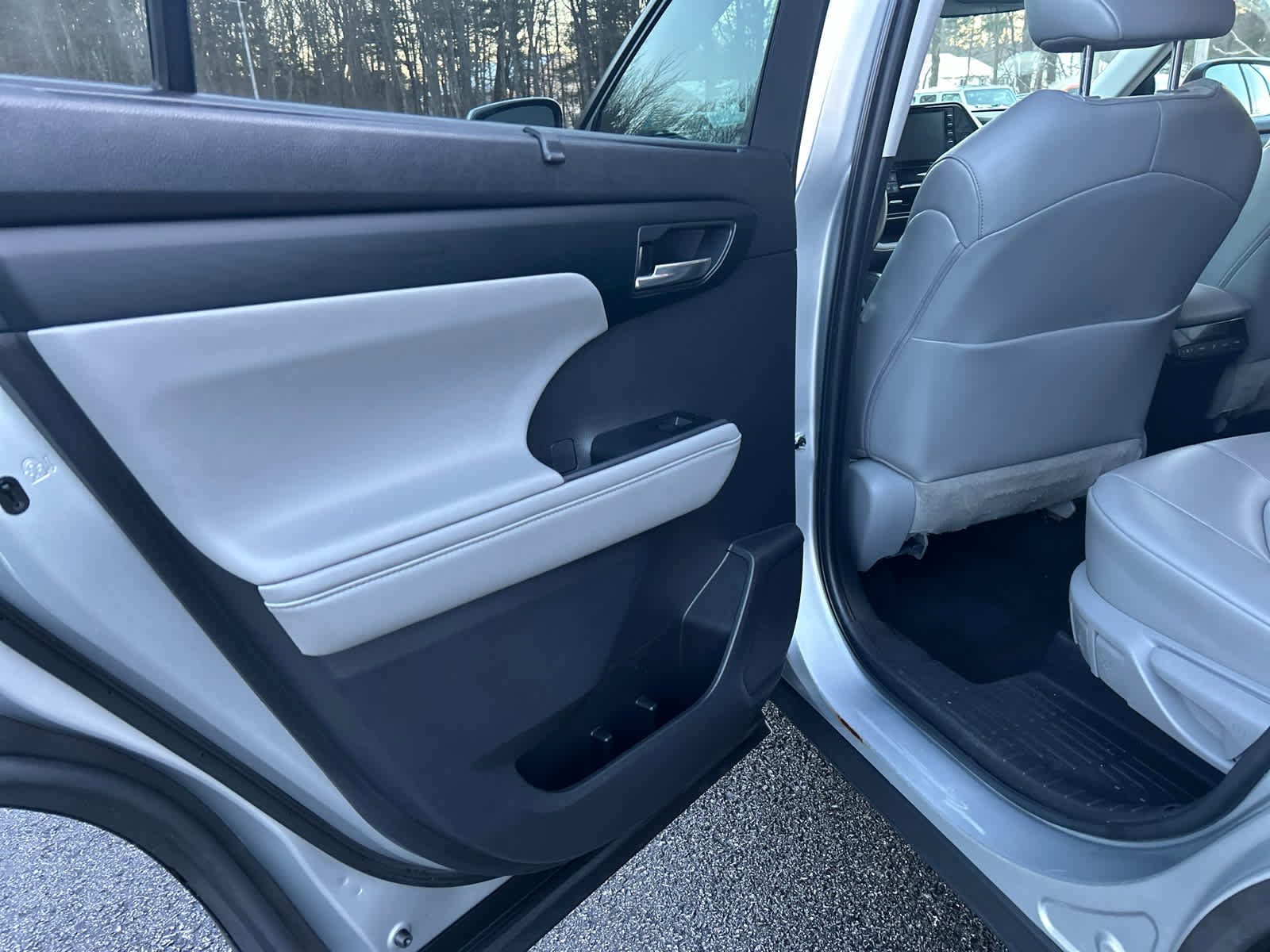 Used 2022 Toyota Highlander XLE image 35