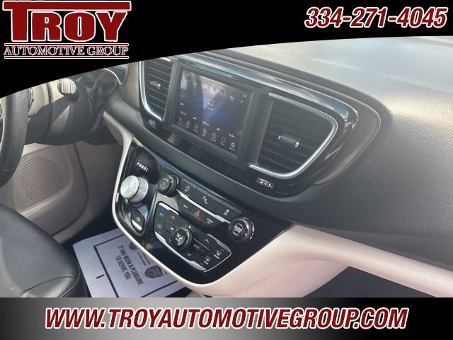 Used 2018 Chrysler Pacifica Touring-L image 27