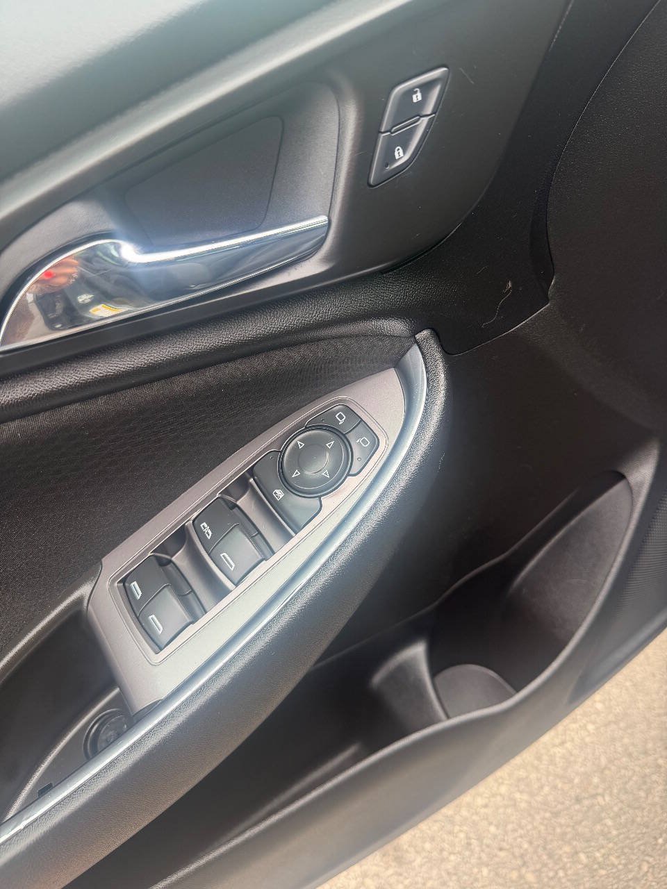 Used 2017 Chevrolet Malibu LT FWD image 18