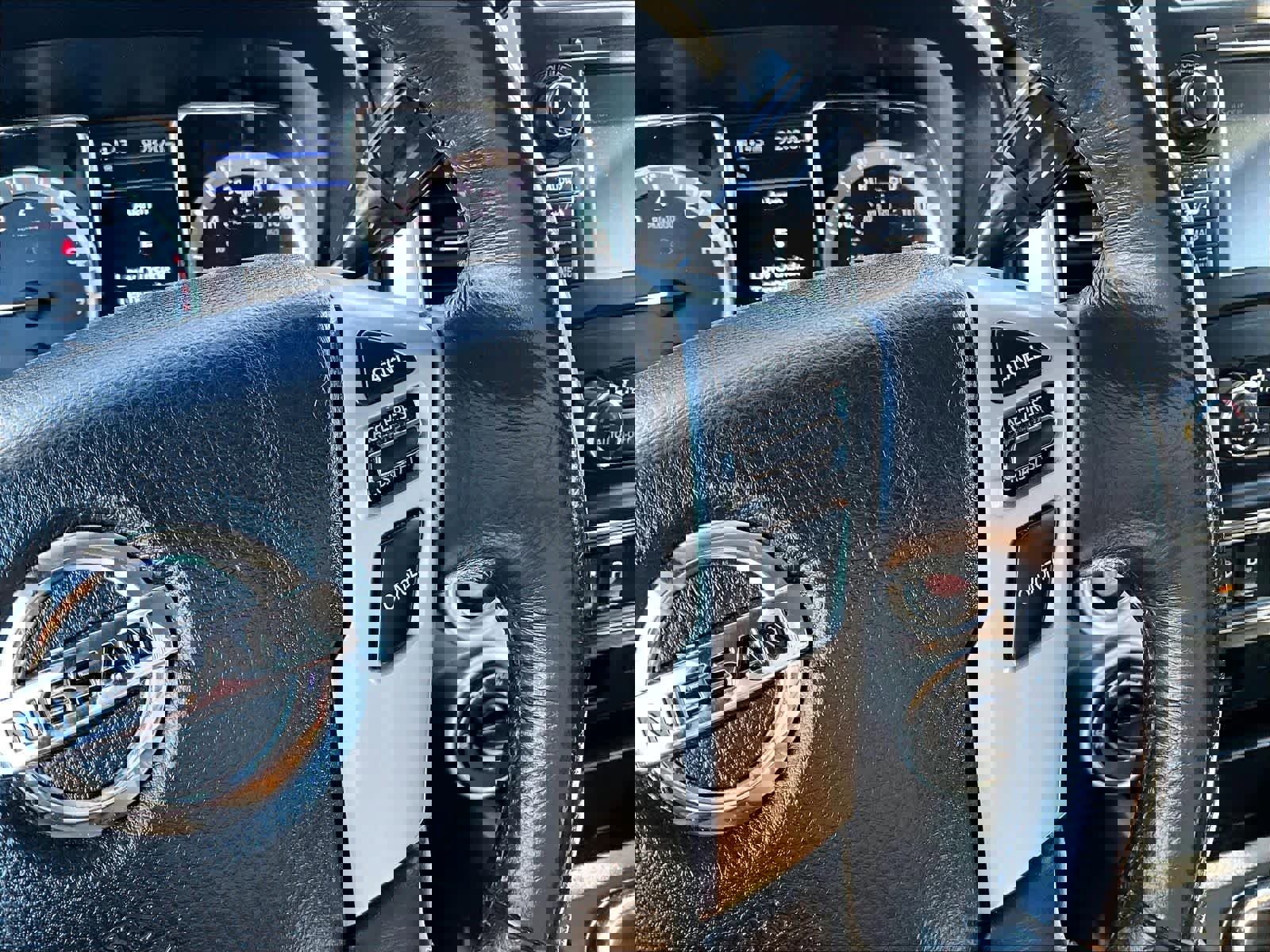 Used 2019 Nissan Titan SV w/ SV Convenience Package image 24