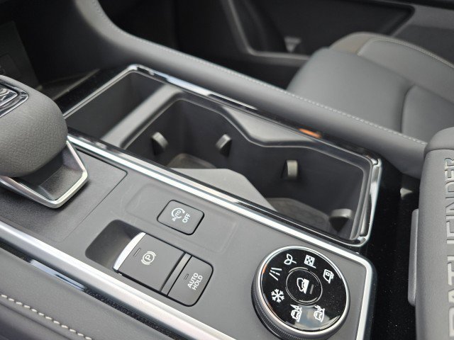 New 2025 Nissan Pathfinder SL w/ SL Premium Package image 33