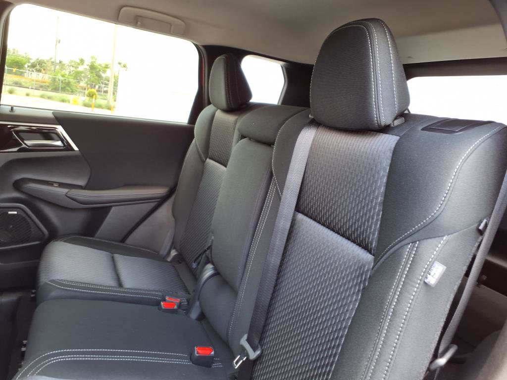 New 2025 Mitsubishi Outlander ES image 9