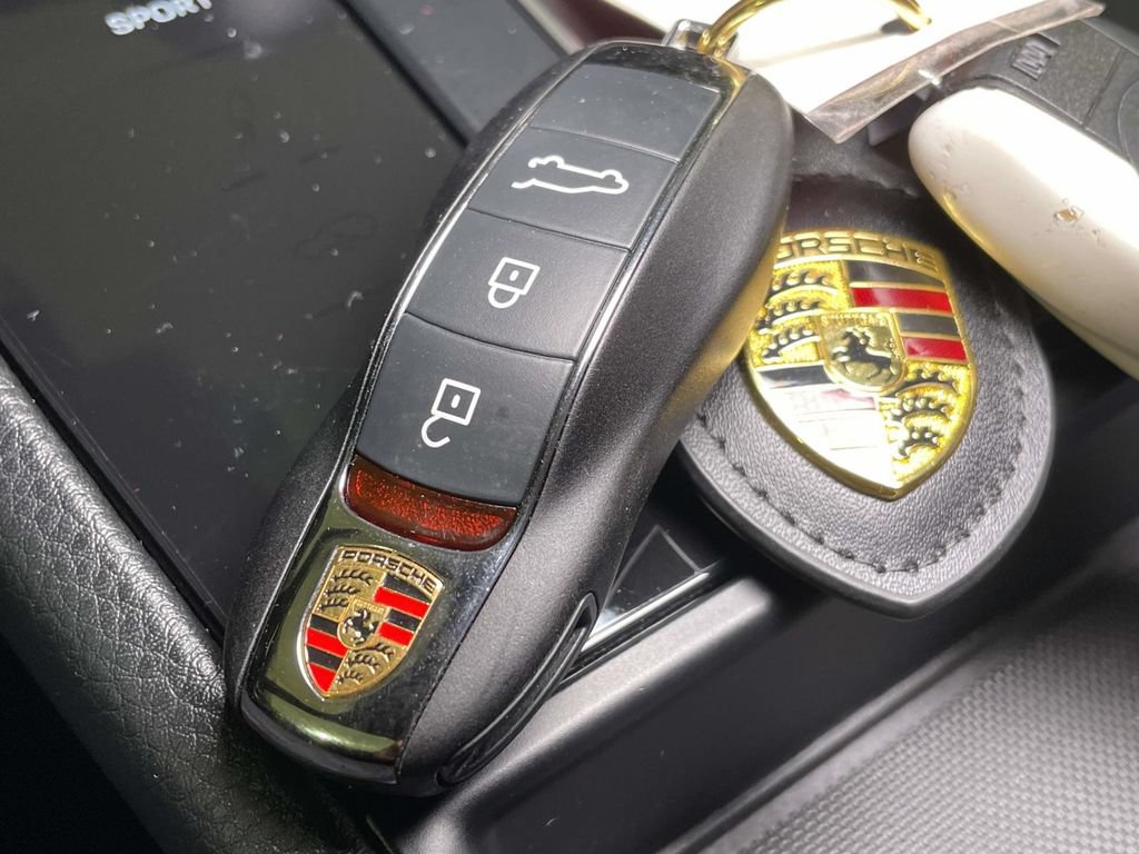 Certified 2024 Porsche Macan AWD/4WD image 46