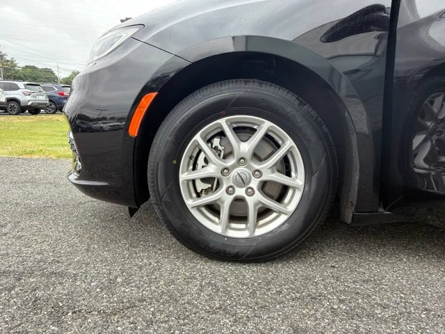 Used 2024 Chrysler Pacifica Touring-L FWD image 25