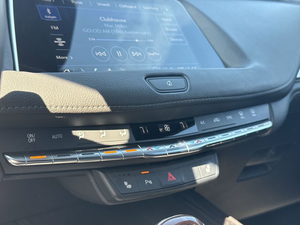 Used 2023 Cadillac XT4 Luxury w/ Cold Weather Package AWD/4WD image 18
