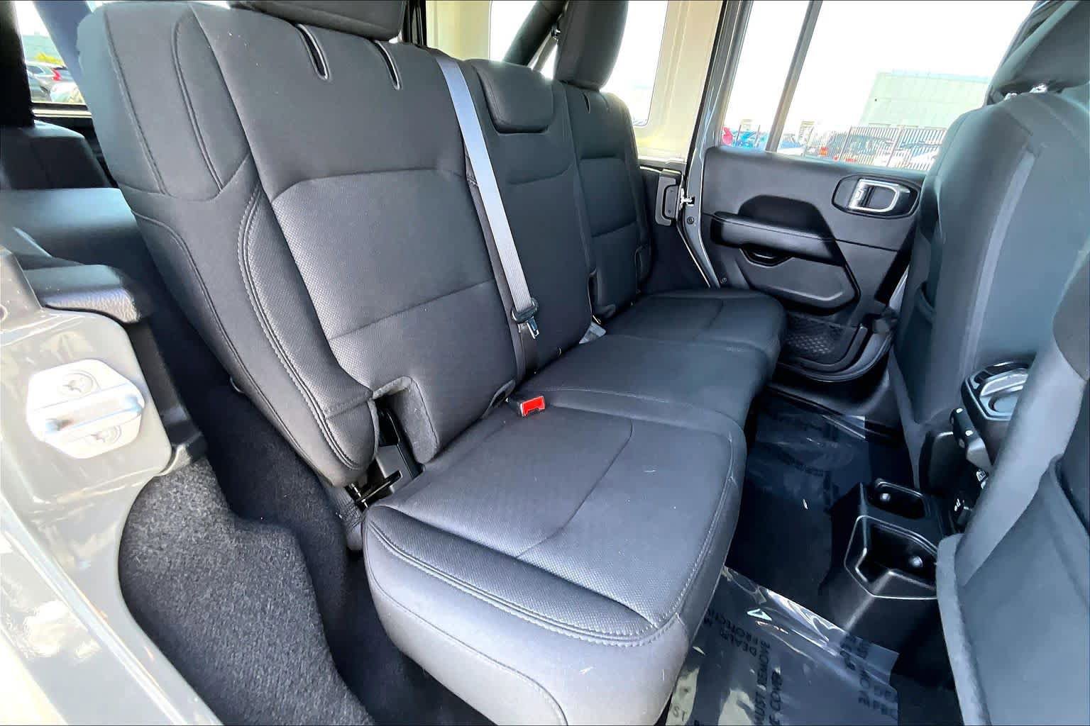 Used 2020 Jeep Wrangler Unlimited Sahara AWD/4WD image 19