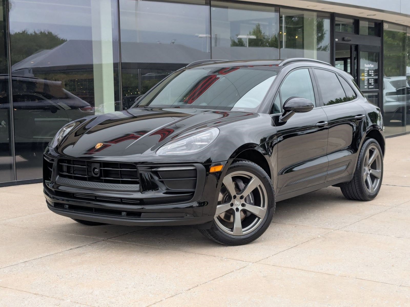 Certified 2025 Porsche Macan AWD/4WD image 1