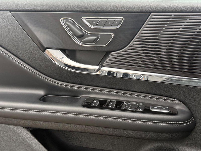 Used 2022 Lincoln Corsair AWD w/ Premium Package image 23