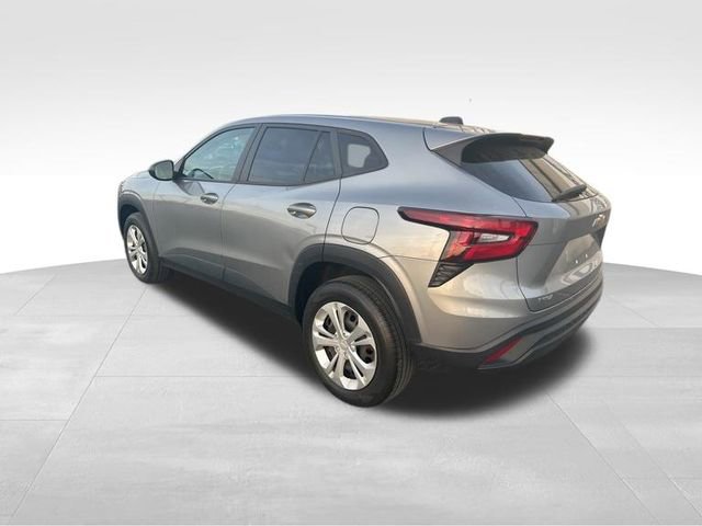 Used 2024 Chevrolet Trax LS w/ Driver Confidence Package FWD image 4