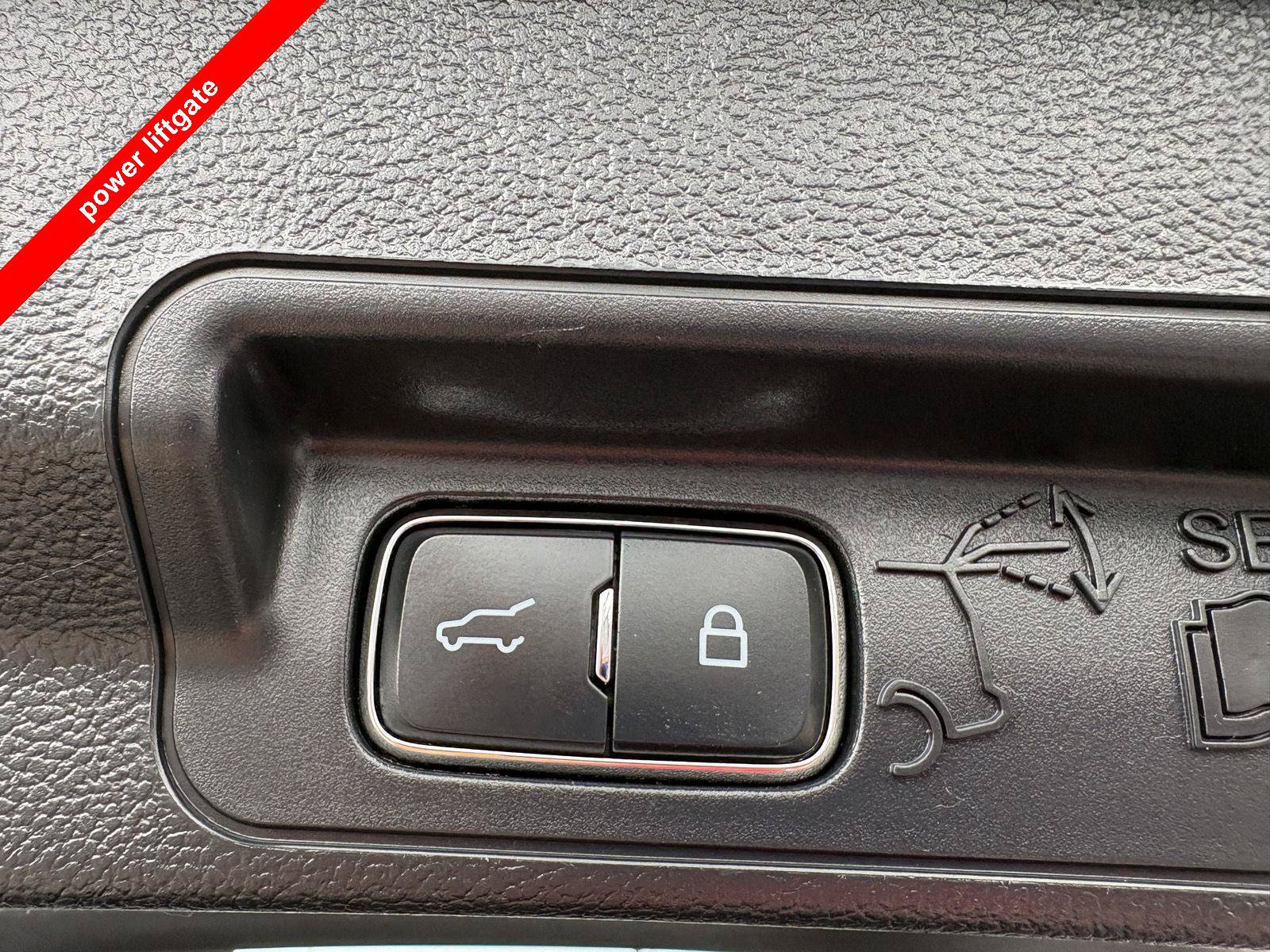 Used 2024 Ford Explorer XLT AWD/4WD image 7