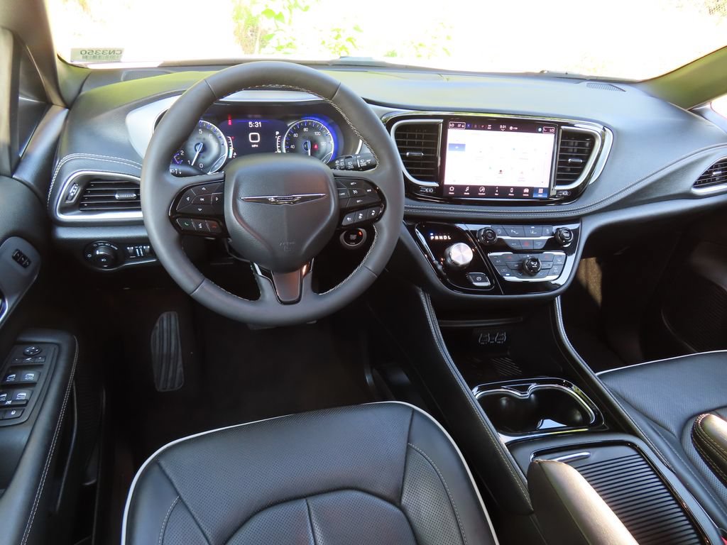 Certified 2025 Chrysler Pacifica Limited FWD image 4