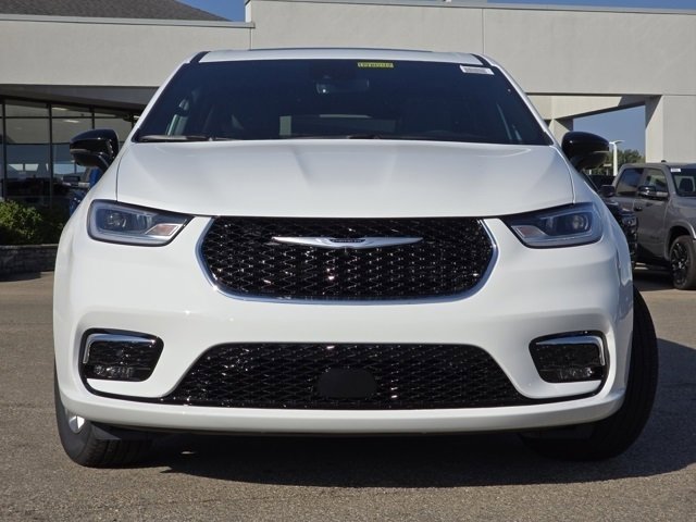 New 2026 Chrysler Pacifica Select image 2