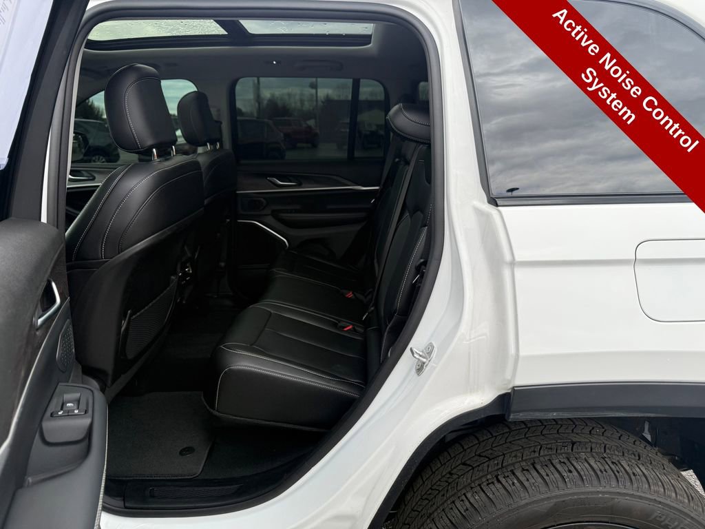 Used 2023 Jeep Grand Cherokee Limited w/ Black Appearance Package AWD/4WD image 34