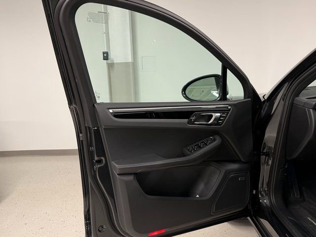 Certified 2025 Porsche Macan AWD/4WD image 35