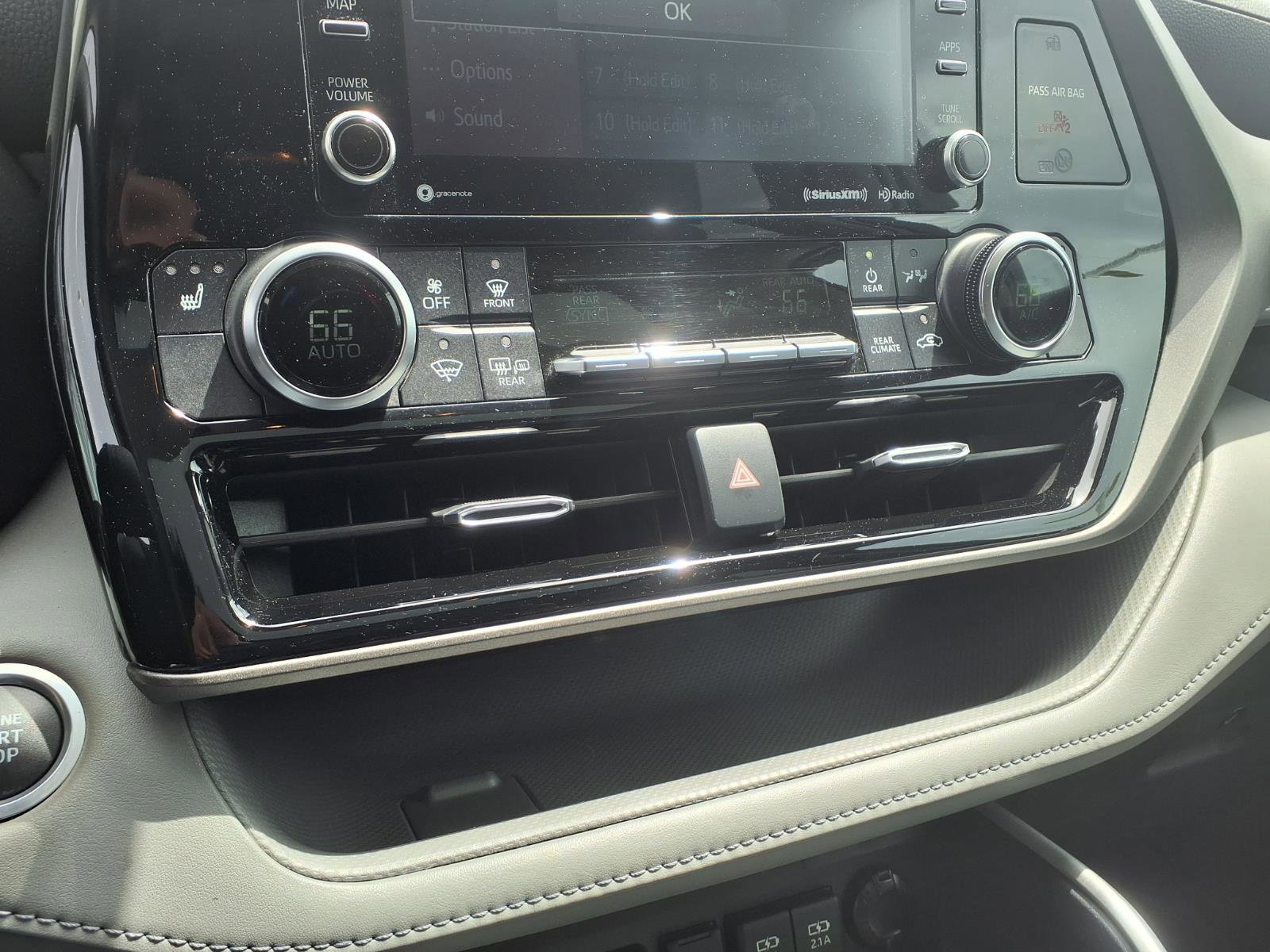 Used 2020 Toyota Highlander XLE FWD image 20