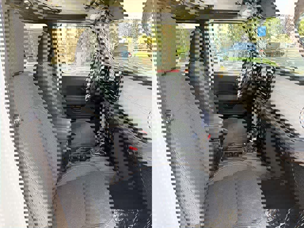 Used 2025 Jeep Wrangler Sahara image 34