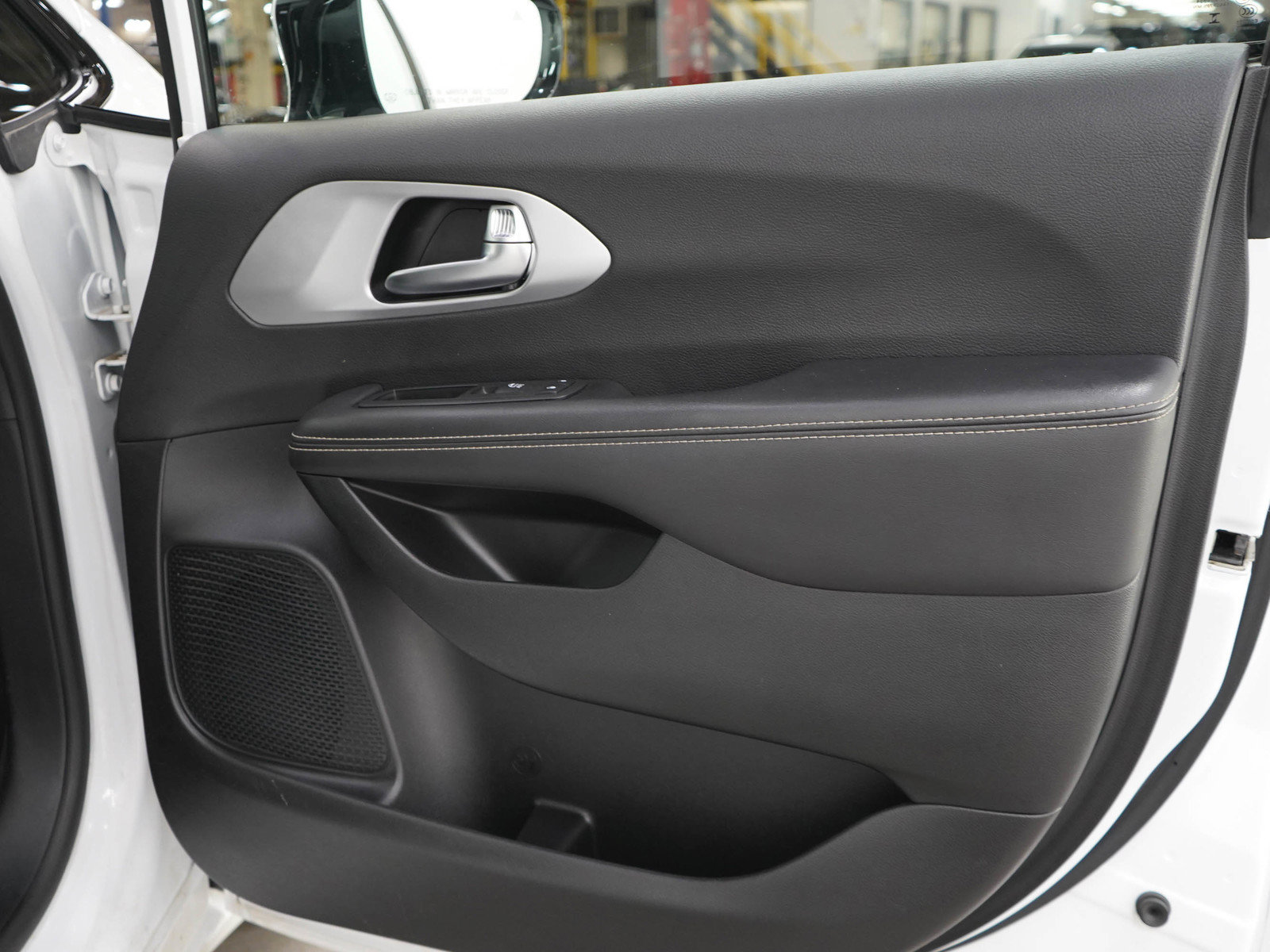 Used 2025 Chrysler Pacifica Limited FWD image 9
