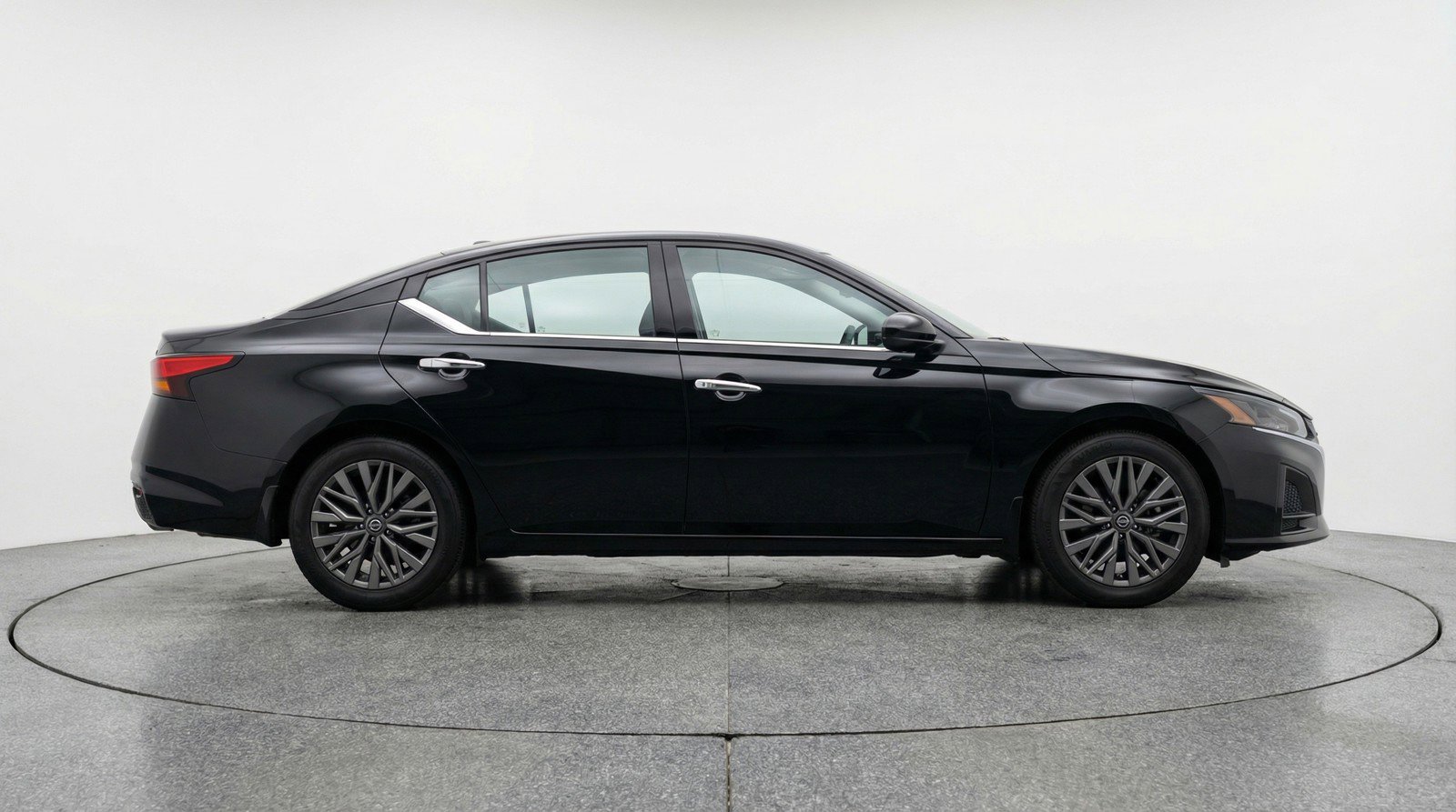 Used 2025 Nissan Altima 2.5 SV image 11