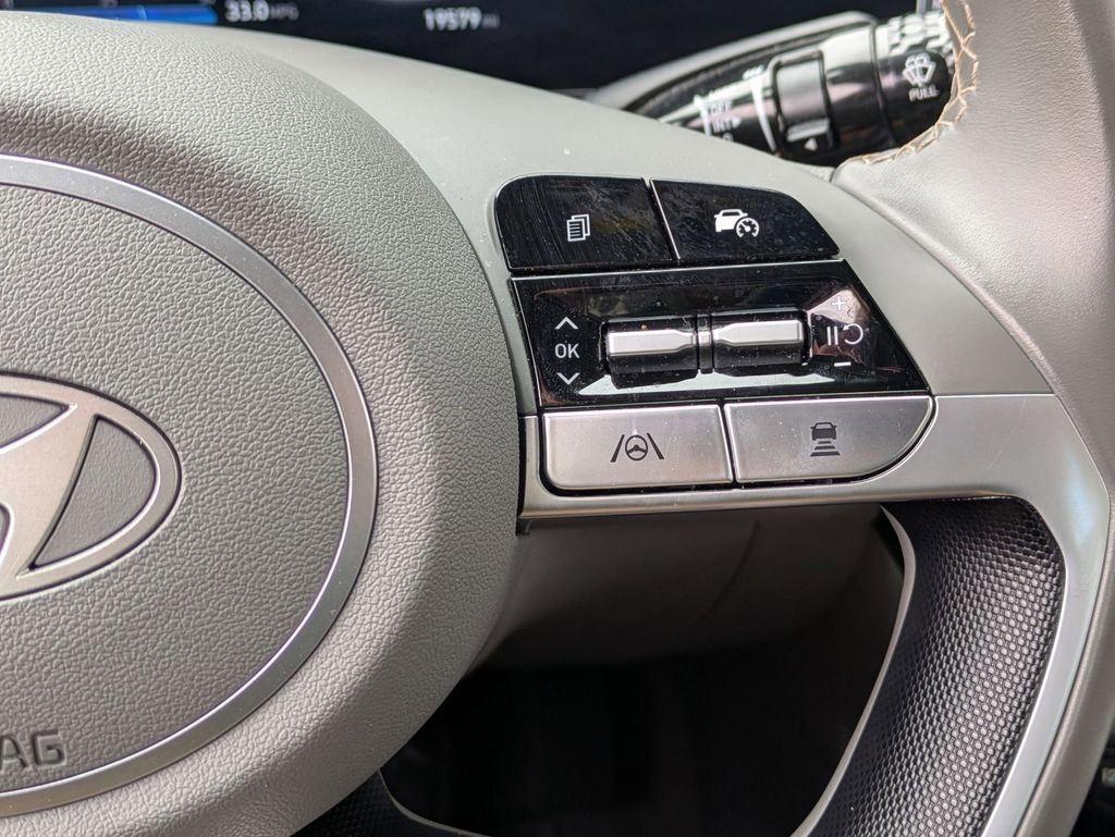 Used 2025 Hyundai Elantra SEL FWD image 21