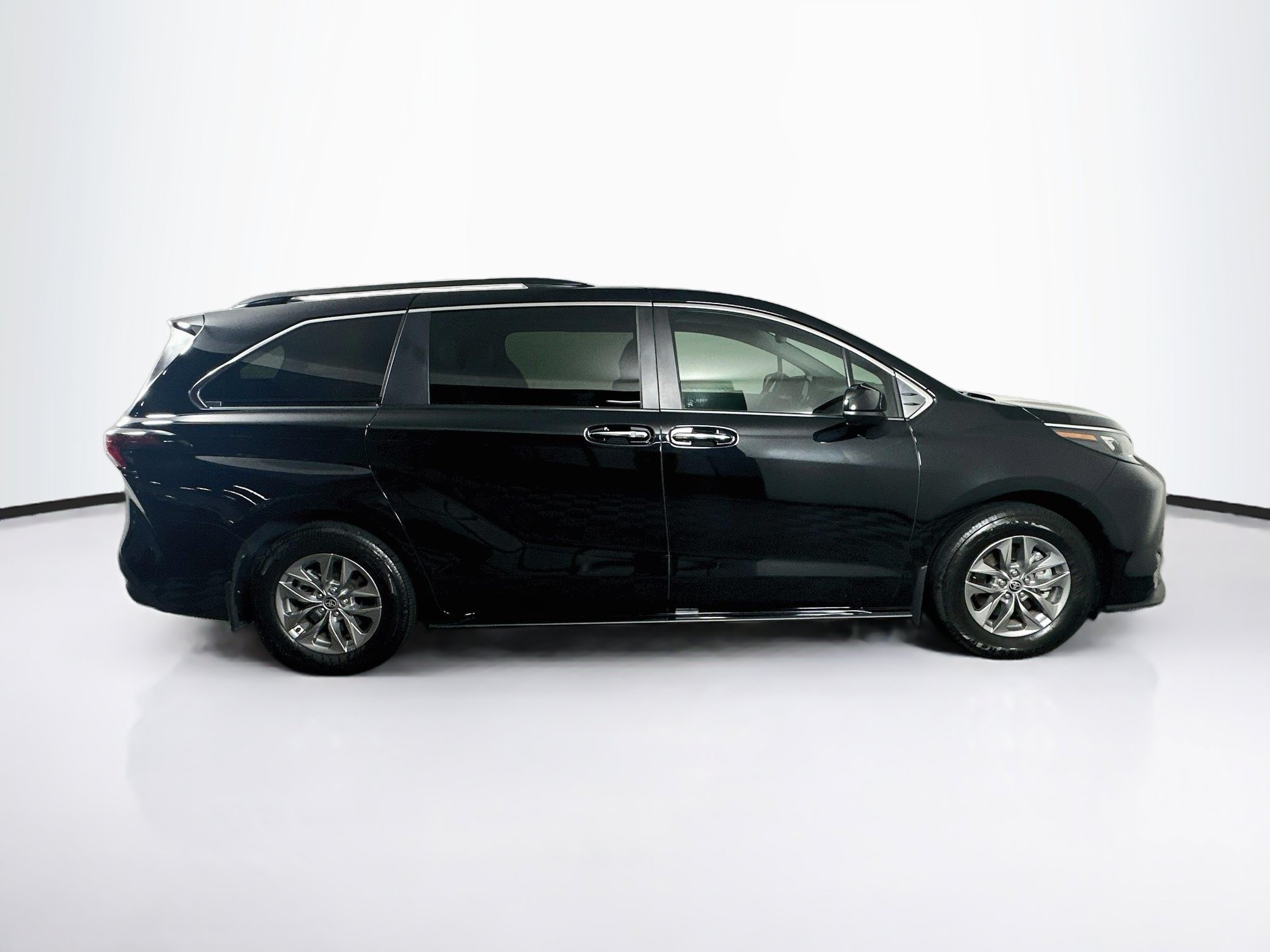 Used 2026 Toyota Sienna XLE FWD image 10