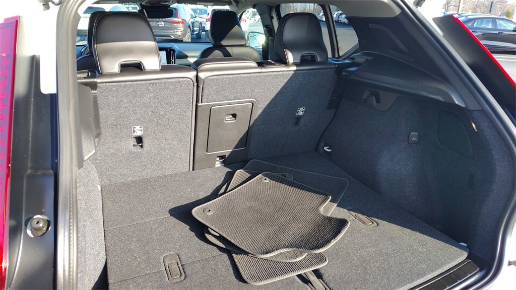 Certified 2025 Volvo XC40 B5 Plus image 28