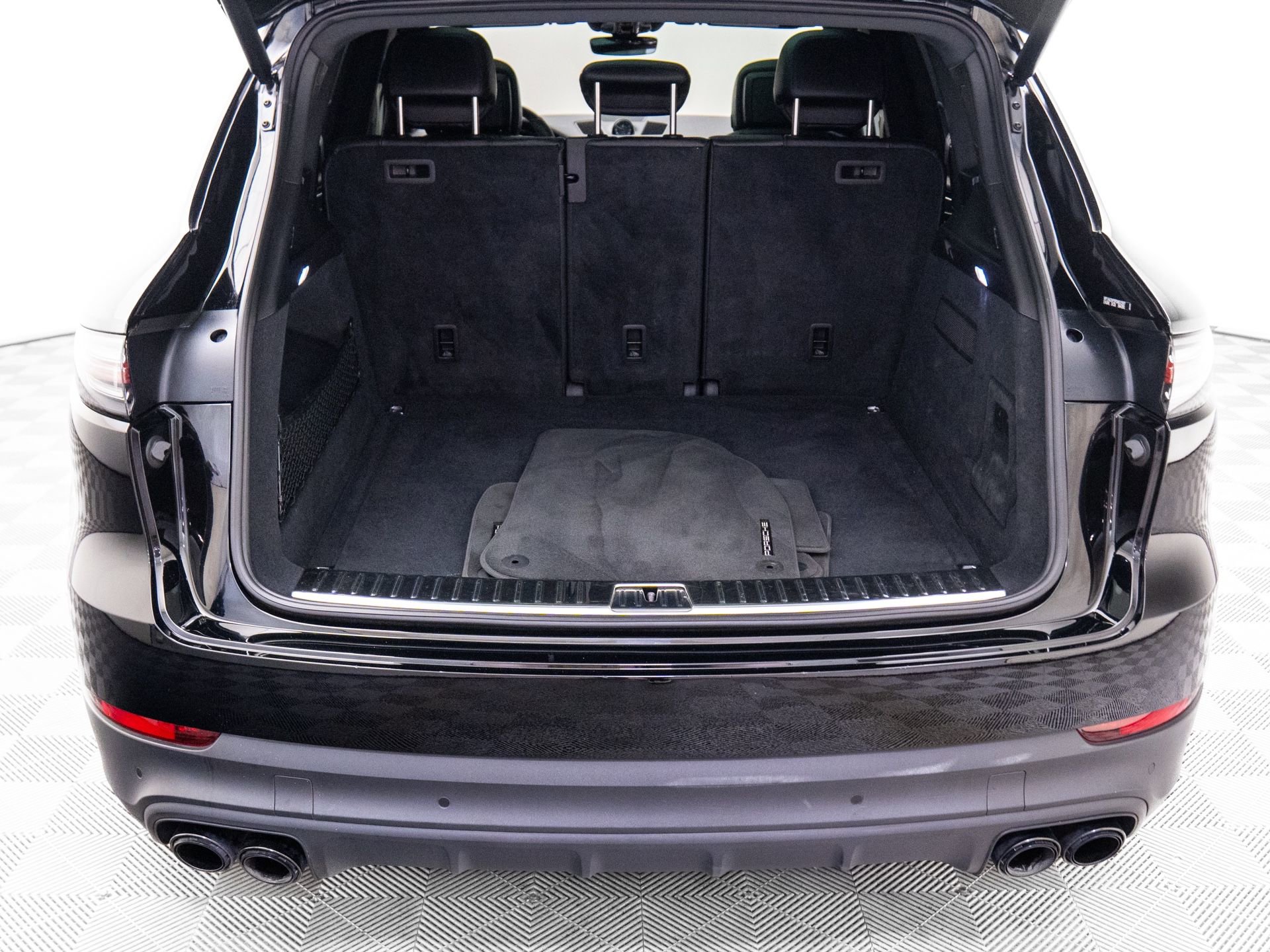 Certified 2023 Porsche Cayenne Platinum Edition image 30