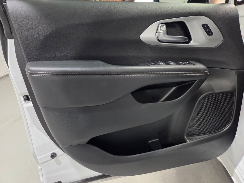 Certified 2025 Chrysler Pacifica Limited image 14