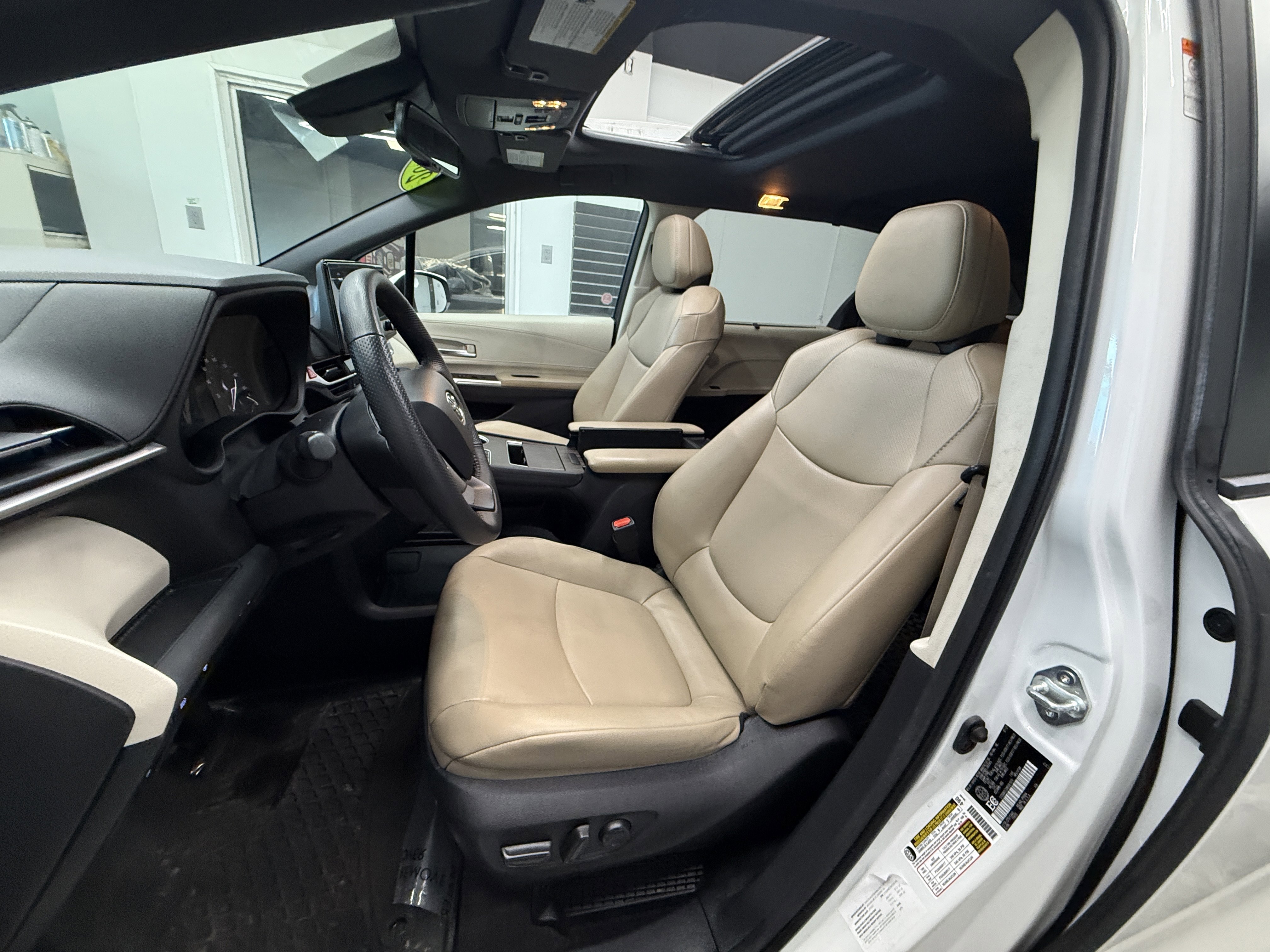 Used 2021 Toyota Sienna XLE image 11