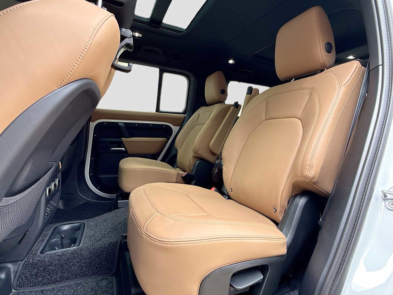 New 2026 Land Rover Defender 130 X-Dynamic SE AWD/4WD image 24