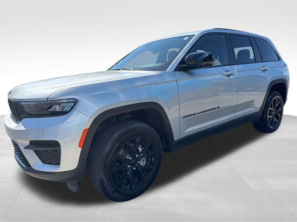 Used 2024 Jeep Grand Cherokee Altitude AWD/4WD image 3