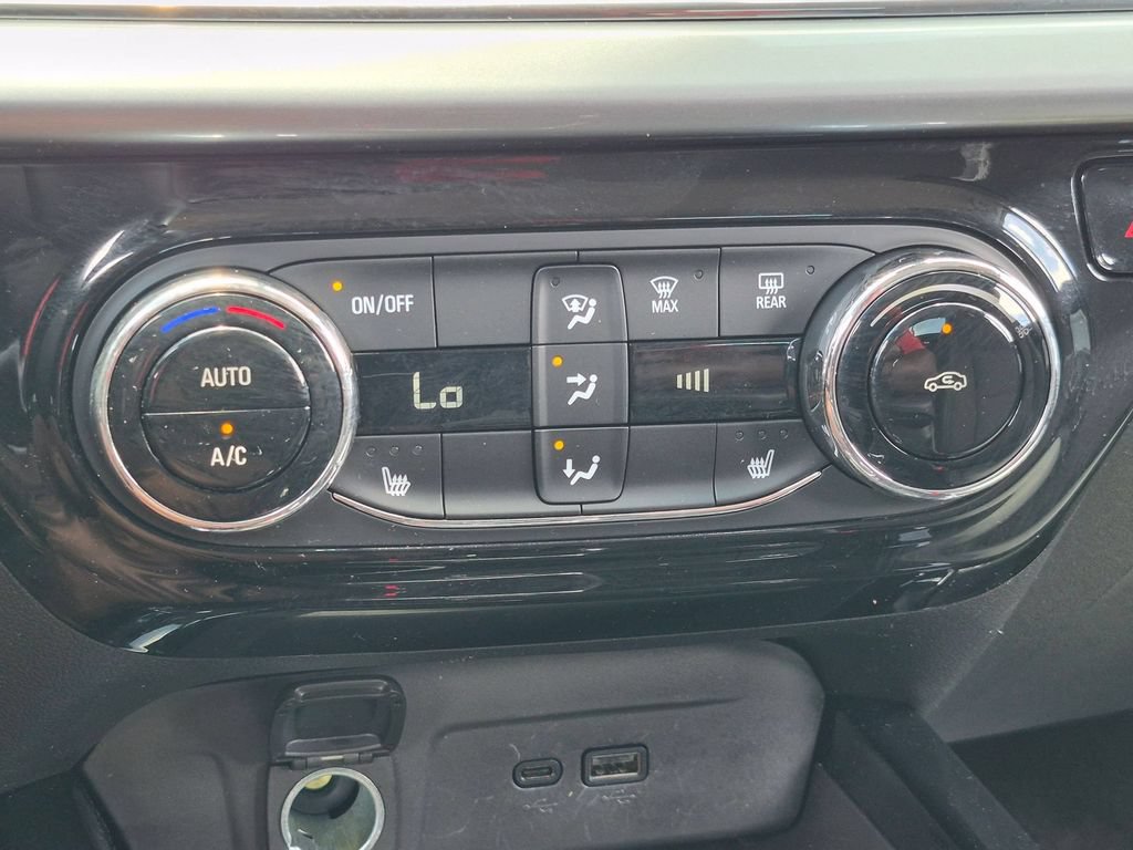 Used 2025 Chevrolet Trax LT w/ LT Convenience Package FWD image 17