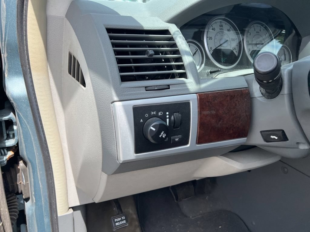 Used 2010 Chrysler Town & Country Touring FWD image 42