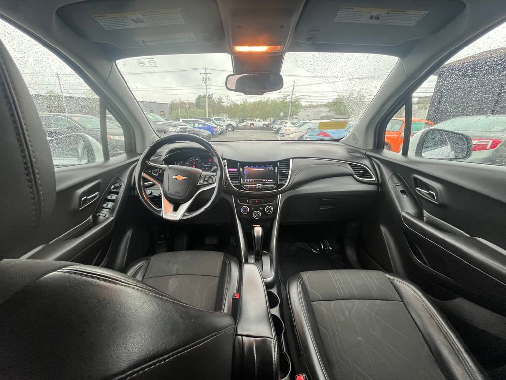 Used 2020 Chevrolet Trax LT w/ LT Convenience Package FWD image 17
