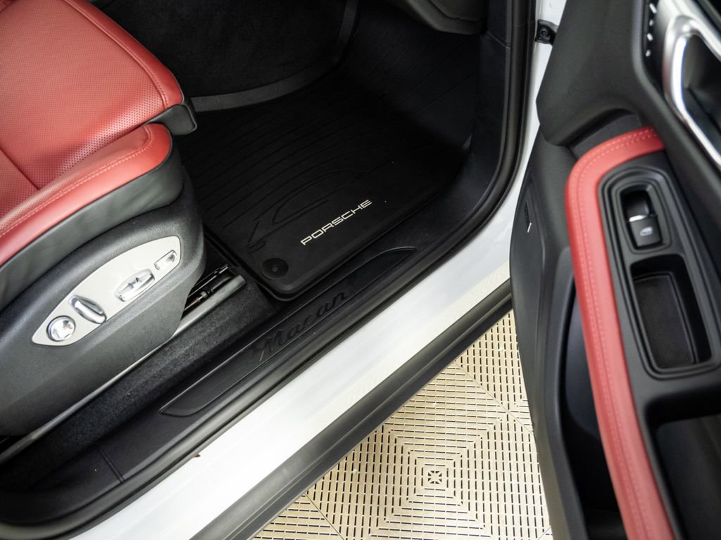 Certified 2023 Porsche Macan Turbo image 26
