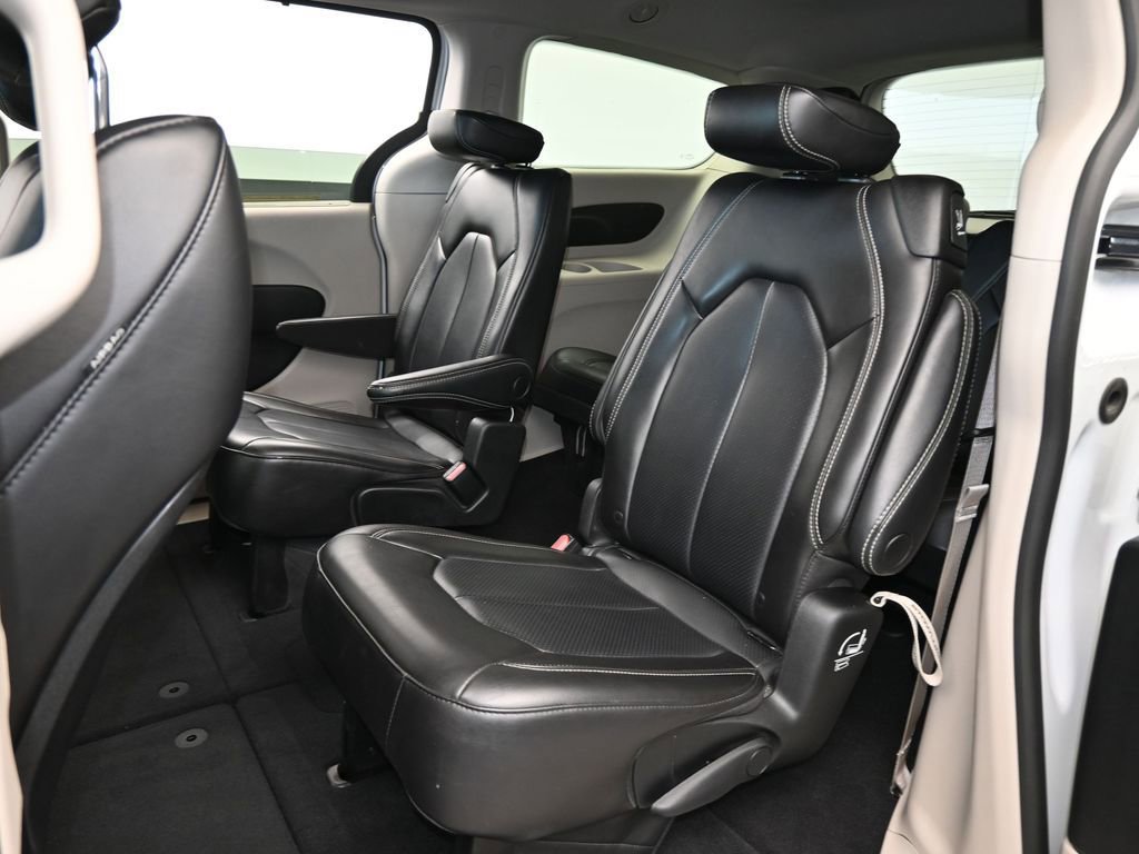 Used 2023 Chrysler Pacifica Touring-L image 34
