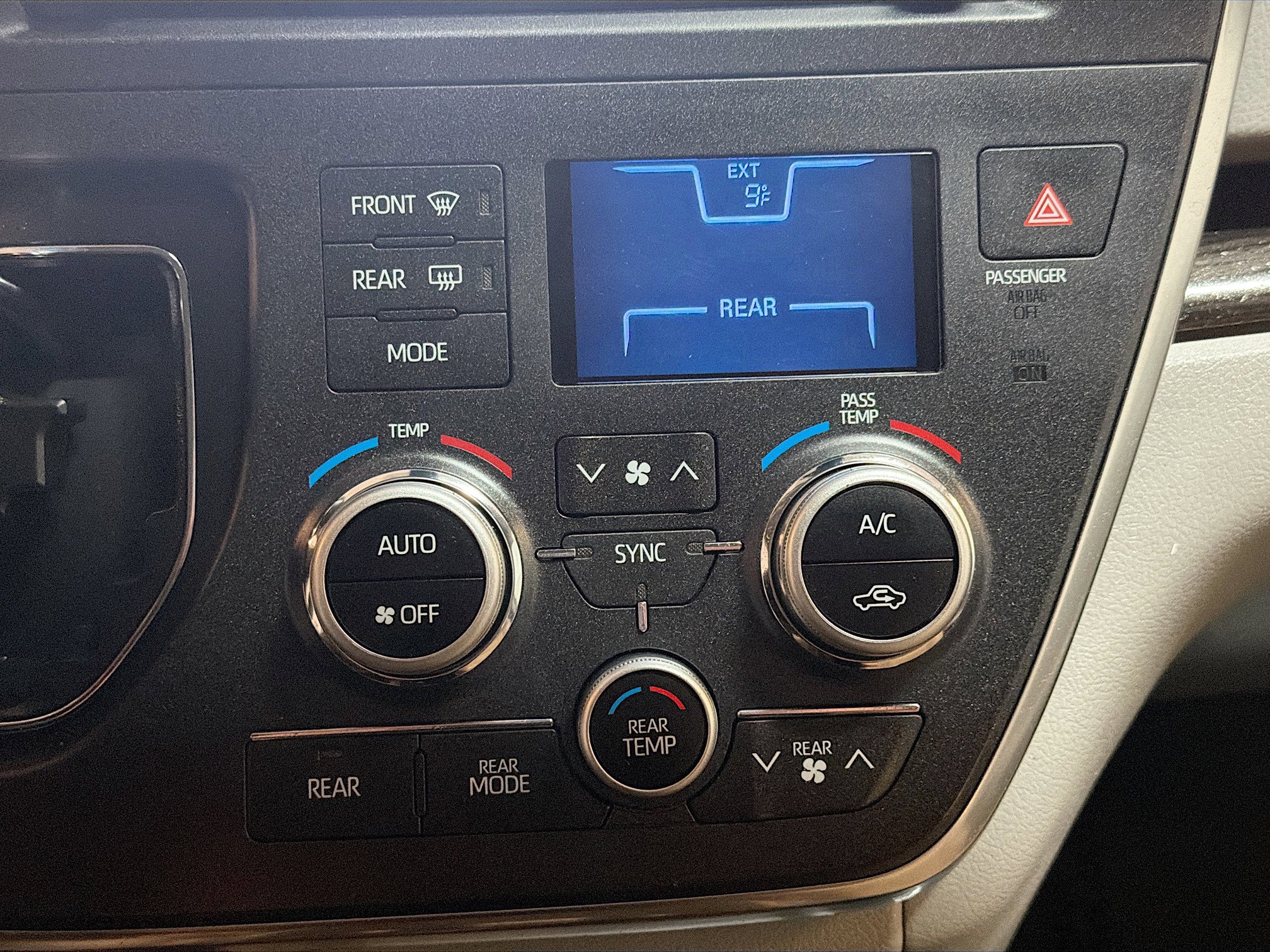 Used 2019 Toyota Sienna XLE image 24