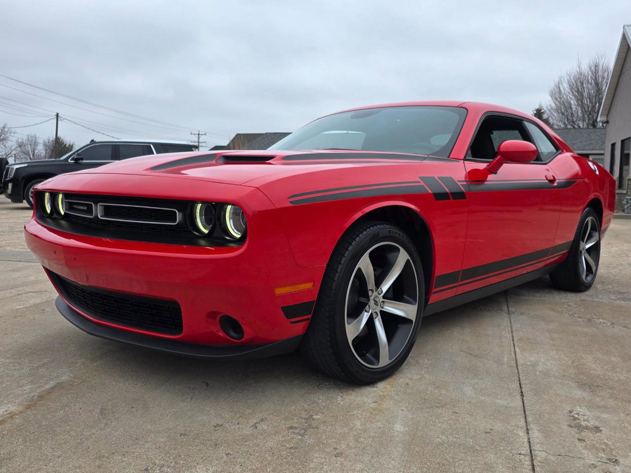 Used 2019 Dodge Challenger SXT image 2