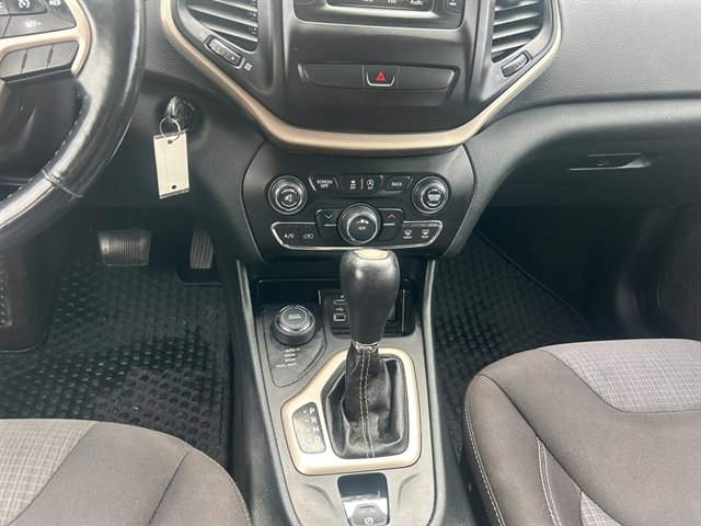 Used 2015 Jeep Cherokee Latitude w/ Cold Weather Group image 11