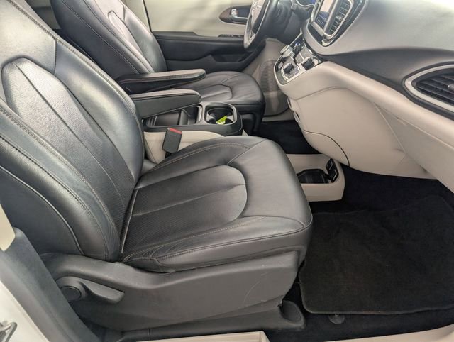 Used 2019 Chrysler Pacifica Touring-L image 31