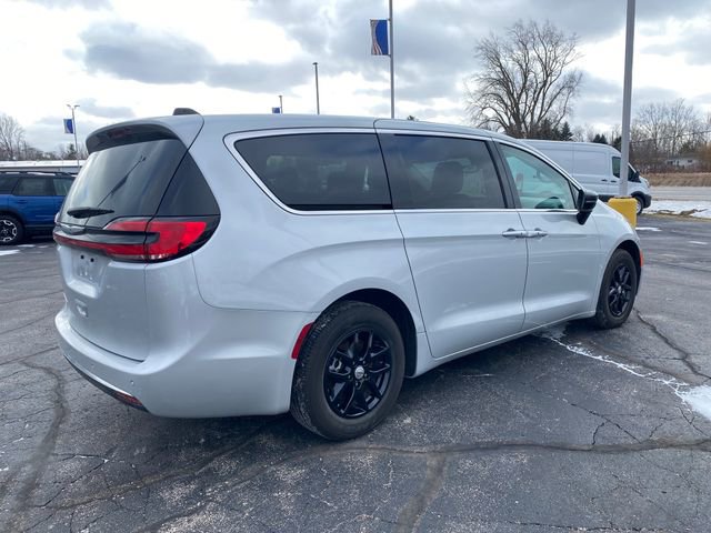 Used 2024 Chrysler Pacifica Touring-L image 7