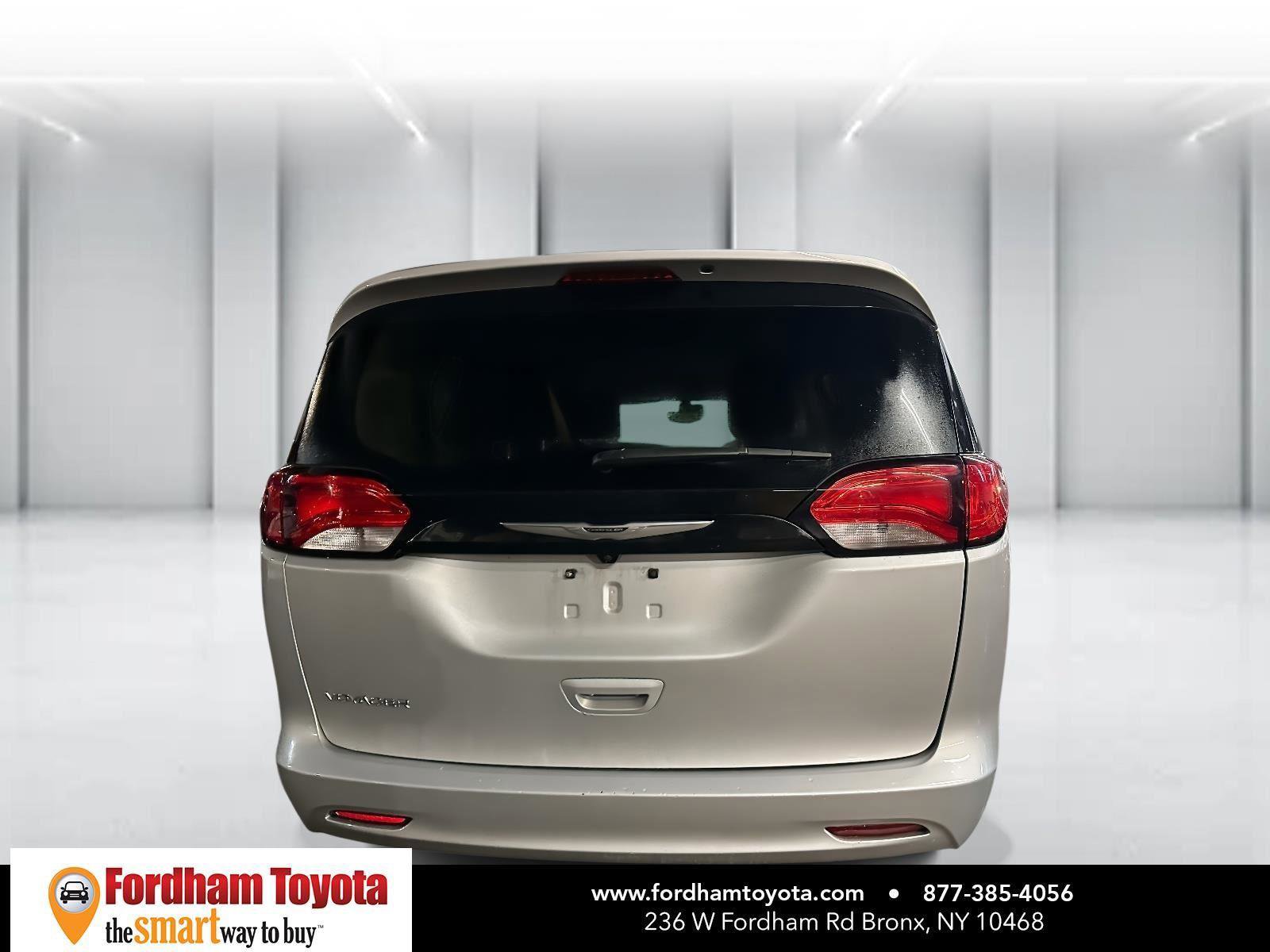Used 2024 Chrysler Voyager LX image 4