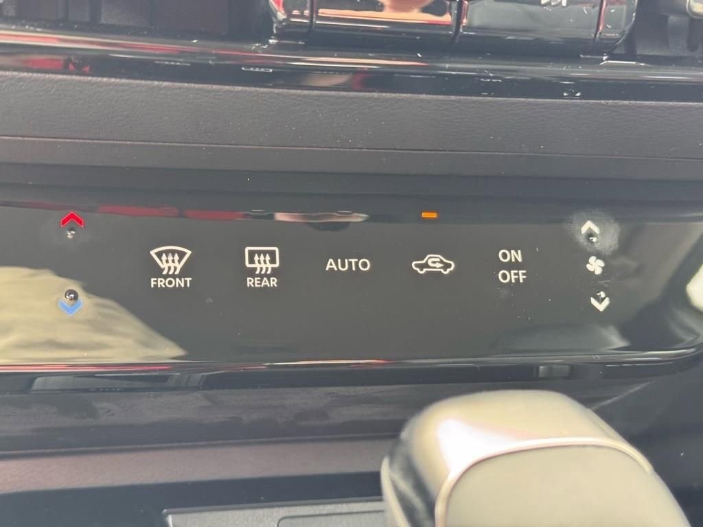 Certified 2025 Nissan Kicks SR image 10