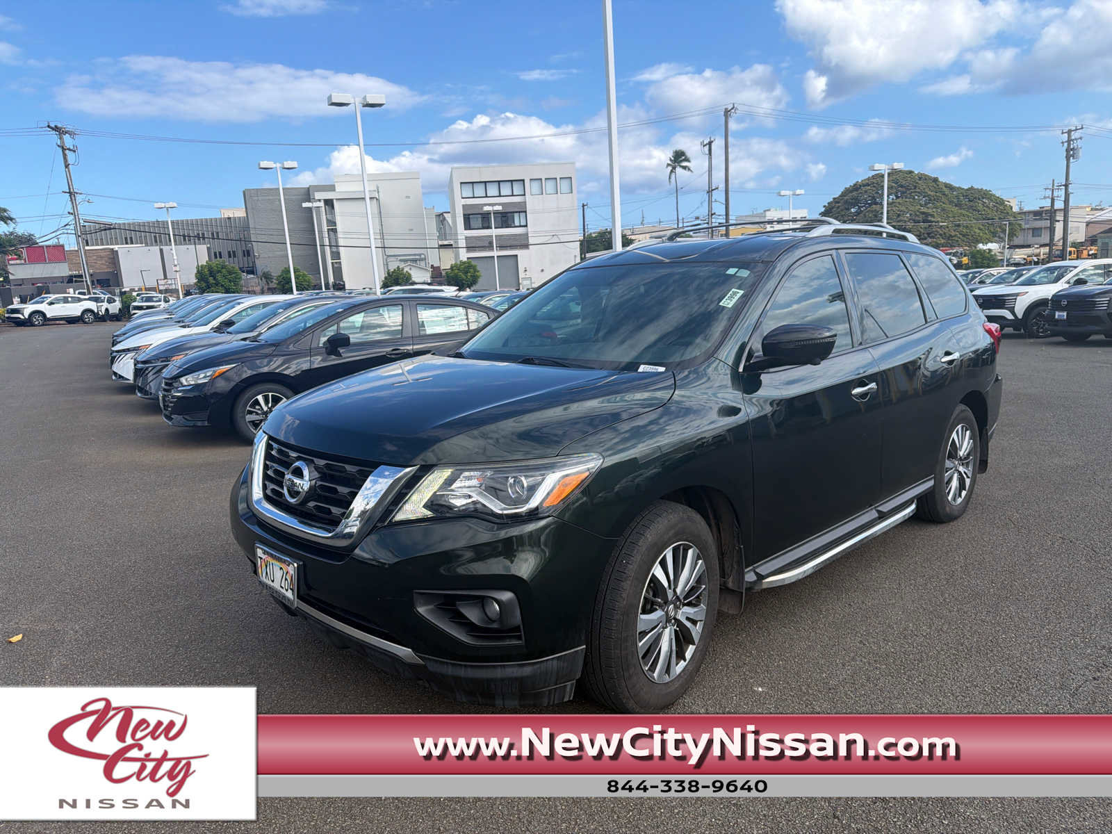 Used 2020 Nissan Pathfinder SL FWD image 1