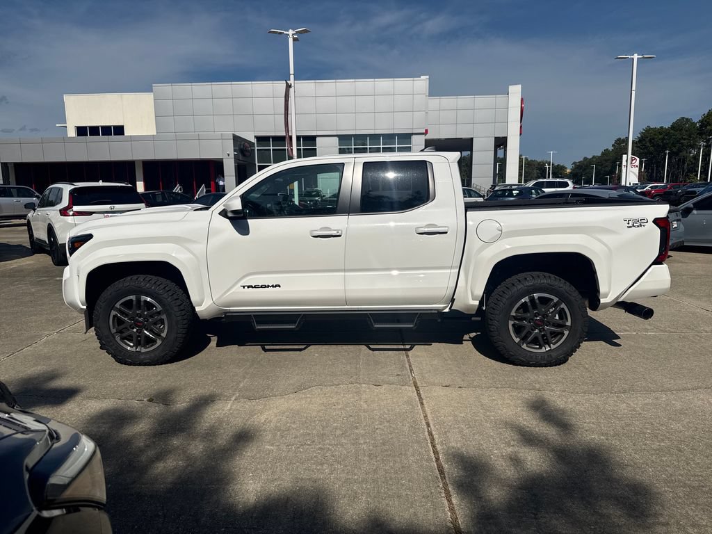 Used 2025 Toyota Tacoma TRD Sport AWD/4WD image 2