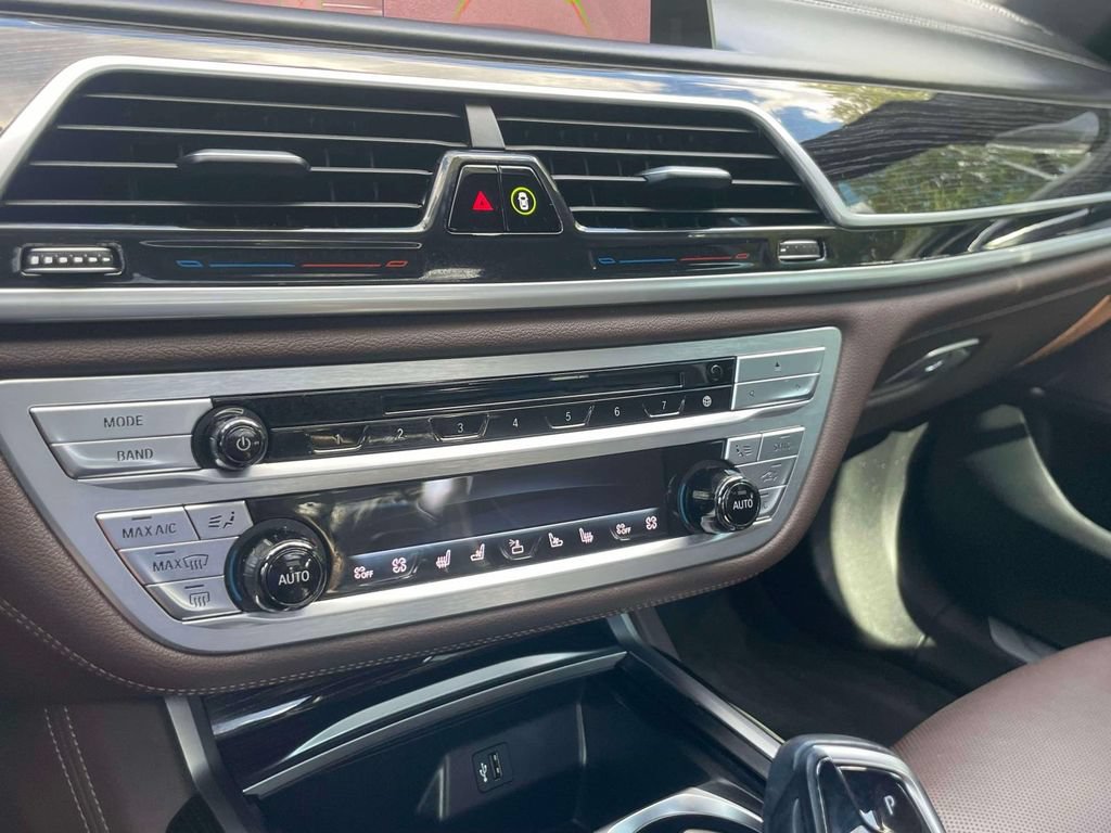 Used 2019 BMW 750i xDrive w/ Autobahn Package AWD/4WD image 30