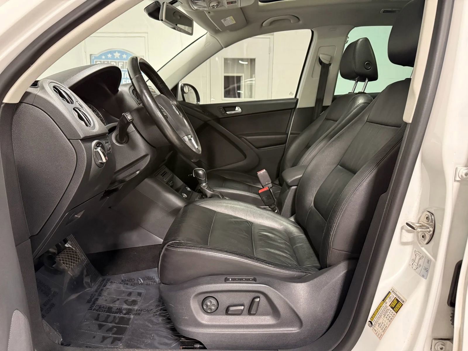 Used 2017 Volkswagen Tiguan SEL FWD image 17