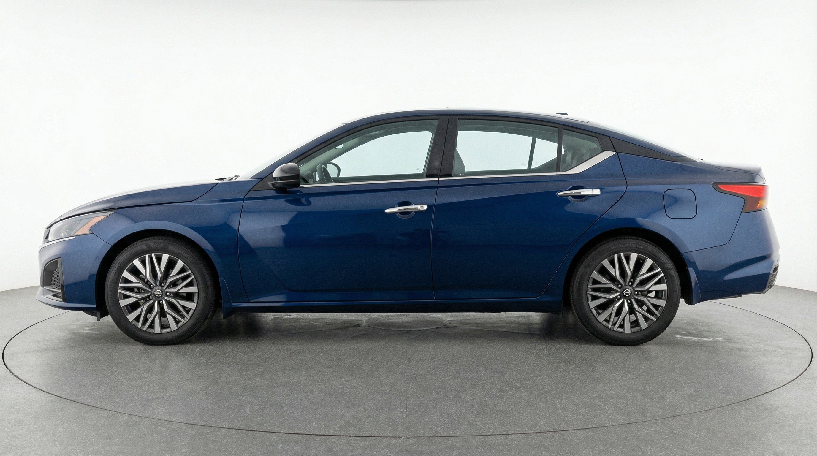 Used 2025 Nissan Altima 2.5 SV image 5