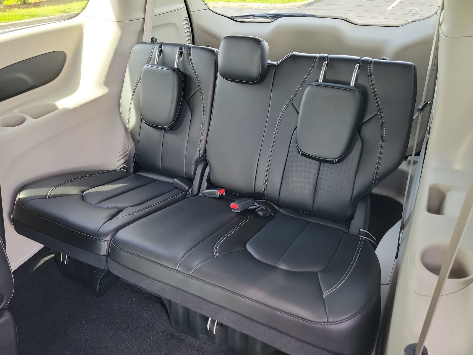 Used 2023 Chrysler Pacifica Touring-L FWD image 11